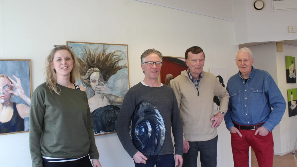 Pernilla Hedin, Niklas Fröjd, Rolf Ingvar Karlsson och Rolf Hallqvist framför några av Pernillas målningar.