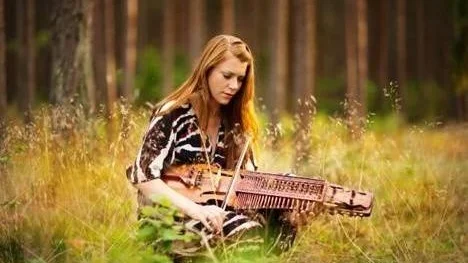 Bäst i världen. Folkmusikern Emilia Amper är nybliven världsmästare på nyckelharpa.
