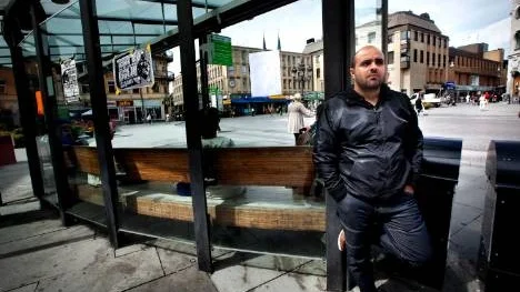 Sam Al Khamisi och hans familj är bostadslösa.