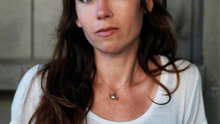 Odell känd som en kompromisslös och modig konstnär. I filmen Återträffen använder hon åter personliga erfarenheter som råmaterial.