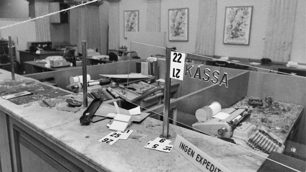 Bankrån. Dag Zetterling undrar vem som egentligen utsätts för bankrån. Bilden är från Norrmalmstorgsdramat 1973, ett bankrån som gick snett.