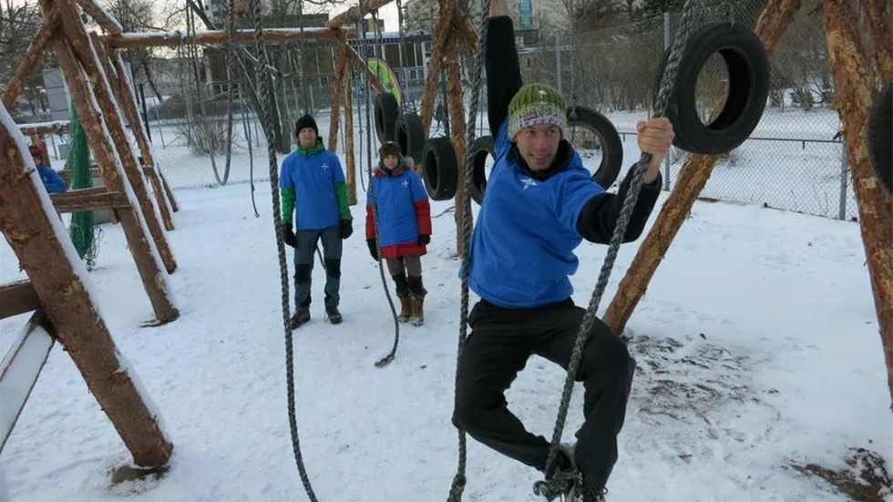 Andy Wahlen visar klättring på nya träningsbanan. I bakgrunden John Karlsson och Jenny Bernsten.