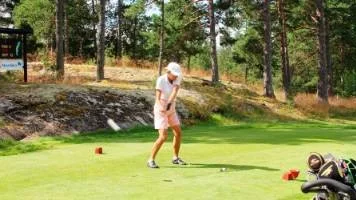 Lotta Sandqvist spelar vid Öregrunds Golfklubb.