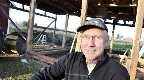 Med egen honungsfabrik blir nuvarande bisysslan mer än heltidsarbete för Björn Arnsson, Yttrö.