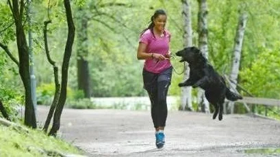 Blossom Tainton med sin Flat coated retriever.