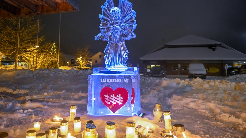Tända ljus och en isskulptur vid minnesceremonin ett år efter det stora jordskredet i Ask i Gjerdrums kommun. Arkivbild.
