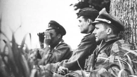 Tyska officerare vid Frankrikes kust 1944 spanar ut över Engelska kanalen i väntan på invasionen. 150 kilometer därifrån landstiger de allierade i Normandie.