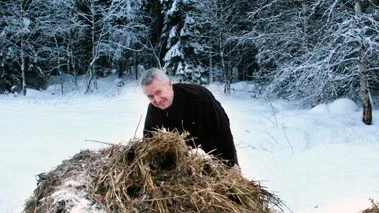 Mikael Larsson lägger ut ensilage åt rådjuren.