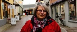 Hon strosar på Poesigatan