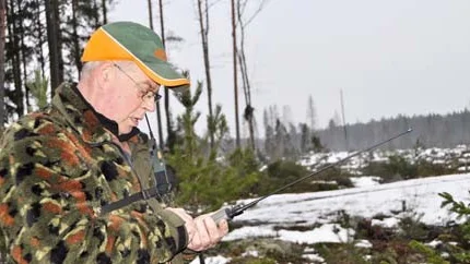 Svante Karlsson försöker pejla in sin hund.