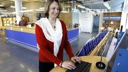 Lena W Jansson kollar ofta flödena på Facebook och Twitter för att se vad Uppsalaborna pratar om och vilka ämnen som verkligen berör.