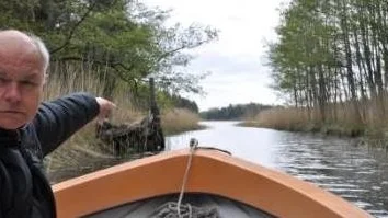 Jacob Kinge berättar hur mycket Kavarö vattenvårdsförening vill underhållsmuddra i kanalerna. Bilden från 2010.