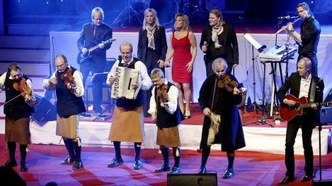 Orsa Spelmän på Konserthusets scen.