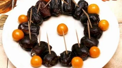 Dadlar med physalis till efterrätt.