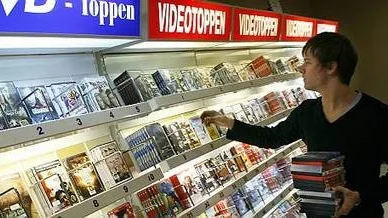 Kim Johansson arbetar i en videobutik vid Ringgatan. Där lockar de kunde med solarier.