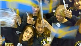 Elever från Thunmansskolan i Knivsta, som pratade med Fuglesang i rymden,  hälsade honom välkommen till Arlanda.