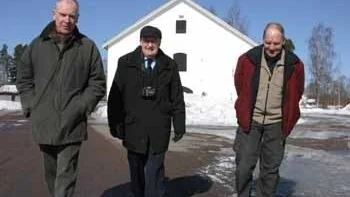 Sven Anders Johansson (i mitten) avgår som ledare för Strömsbergs Industriminnen. Eric Form (tv) och Urban Tjäder (th) tar över.