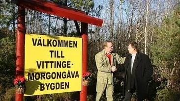 Eldsjälen Kurt R Lindgren, till vänster, tackas av ordföranden i utvecklingsgruppen Tomas Falk för att välkomstskylten nu är på plats.