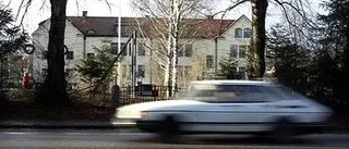 Bilister kör för fort vid skola