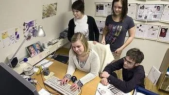 Therese Gustavsson, Mårten Markne (sittande),Sofia Jansson och Josefin Sivertsson (stående)arbetar med tidningen Word.