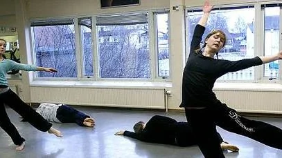 Det nya Uppsalabaserade danskompaniet Mood Swings Dance Productions dansar till pop och rock när de repeterar till föreställningen Ambience.
