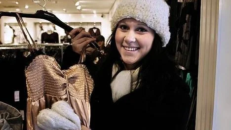Evelina Bjarnevi hittade en ny klänning i klädbutiken Gina Tricot.