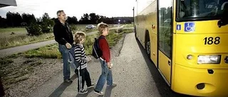 Skolpojkar släpptes av på fel sida vägen