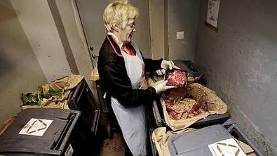 Här, i Hemköps komposttunnor, hamnar den julmat som inte säljs i butiken - och all annan mat som blivit för gammal. De elva tunnorna töms tre gånger i veckan, berättar Karin Soomre som jobbar på Hemköp.