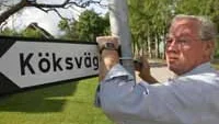 I änden av Köksvägen i Tärnsjö ligger Scandinavian Kitchen fabrik. På måndagen angjorde Robert Forslund skylten.