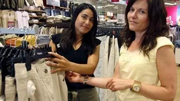 Från vänster Yara Ibanez och Sarah-Jane Björkman är försäljare på Kapp-Ahl i Gränby centrum. De tycker att alla som vill ska ha rätt till heltid. Men de flesta arbetsgivare i Gränby centrum är negativt inställda till en förändring i arbetsrättslagstiftningen, eftersom flexibiliteten går förlorad.
