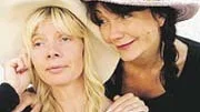 Ulrika Forsberg och Anne-Lee Vikner gör alla rollerna i uppsättningen av Kvinnofilten.