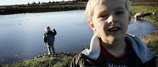Barnfamiljer vill ha staket kring damm