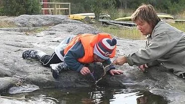 William Emanuelsson och elevassistenten Ingegerd Bengtsson badade Williams batman-figur i en vattenpöl.