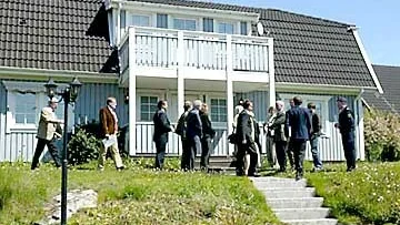 Ett stort medieuppbåd ville höra skotten.
