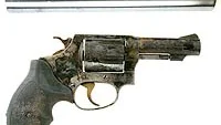 Med denna revolver, en Smith & Wesson 36-1, sköts pastorns andra fru samt grannen. Ovan den syns ljuddämparen som användas.