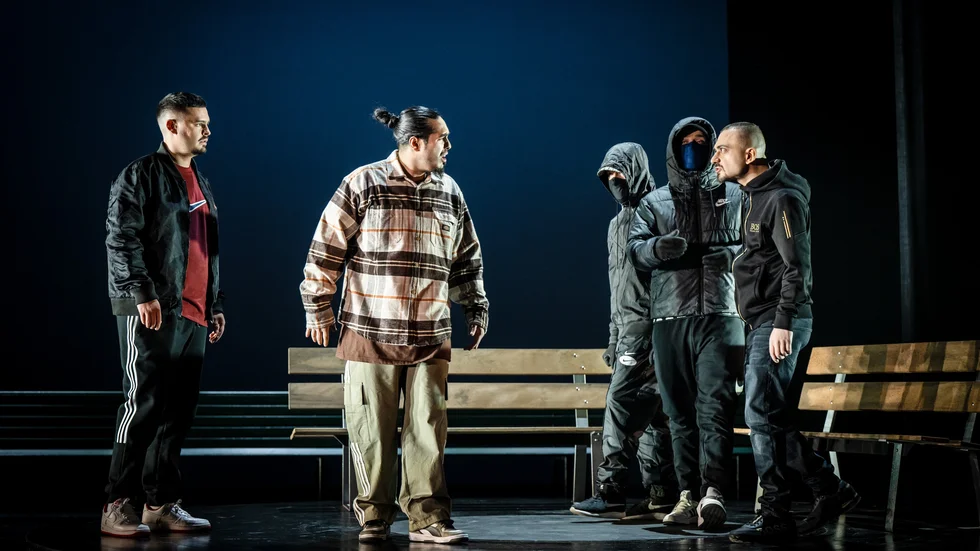 En laddad scen i "Bra där!" på Uppsala Stadsteater. Yoel Escanilla, Mario Pérez Amigo och Roy Rizk. Scenografin är enkel men effektiv.