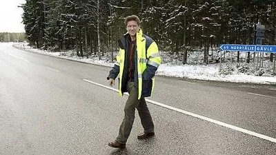 Björn Ahnlund, vägverket, på väg 76 utanför Östhammar, en av många vägar som behöver repareras.