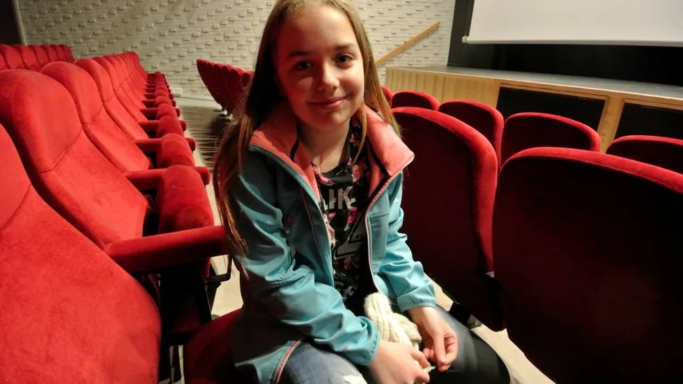 Regissör. Vendela Nordström på Aspenskolan är en av många unga regissörer i Tierp som tillsammans gjort en serie kortfilmer för att ge sina bilder av hembygden.