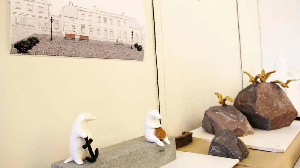 Vinnande skiss. Eva Fornåås förslag på konstnärlig gestaltning av Rådhustorget i Östhammar, vid utställningen på Östhammars bibliotek i våras.  Bland 131 intresseanmälningar från yrkesverksamma konstnärer valdes fem ut, och nu vill arbetsgruppen att kommunstyrelsen går vidare med "Mellan havet och skogen" av Eva Fornåå.