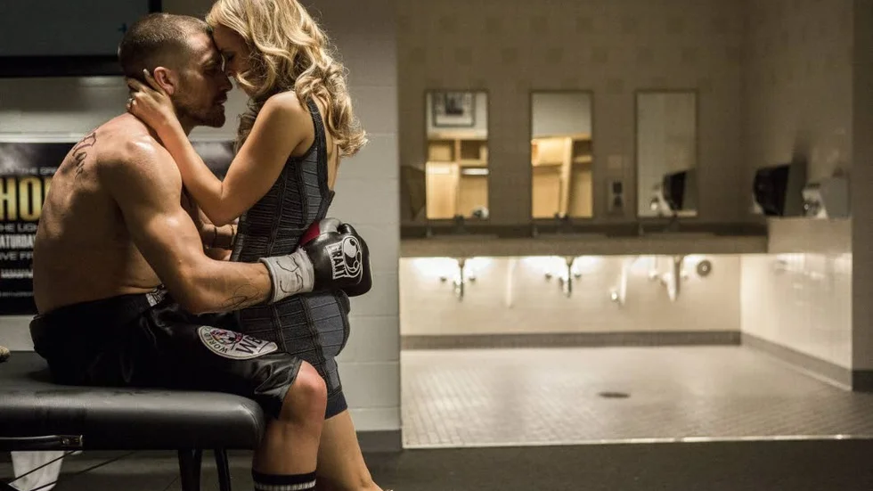 Jake Gyllenhaal spelar boxaren Billy Hope, här tillsammans med sin fu Mo spelad av Rachel McAdams.