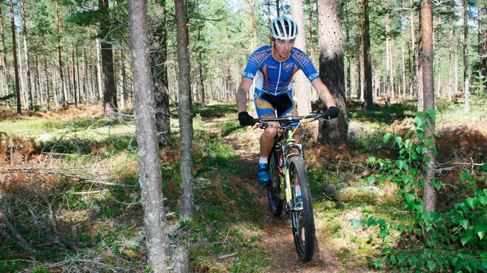 Mountainbike handlar mycket om att ta sig fram i rasande fart på stigar och grusvägar. Rasmus Flink stortrivs i träningsmiljön på åsen hemma i Tärnsjö där det finns gott om stigar att cykla på.