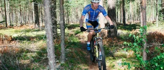 Han cyklar mot toppen