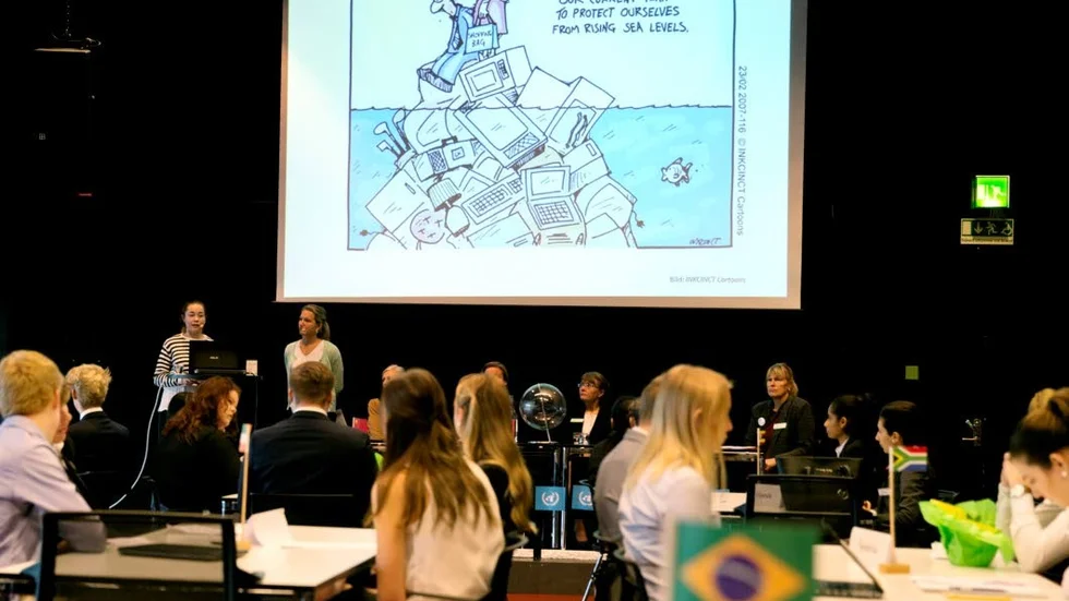 Eleverna har delats in i grupper och förväntas representera olika lnder när Fyrisskolan genomför klimatförhandlingar som ett rollspel.