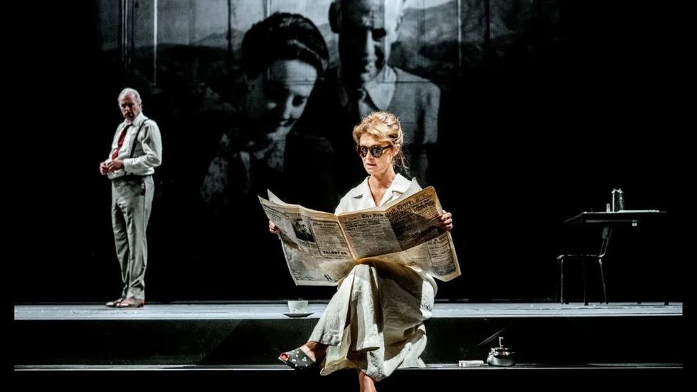 Skuggspel. Örjan Ramberg och Lena Endre i "Och ge oss skuggorna" på Dramaten.