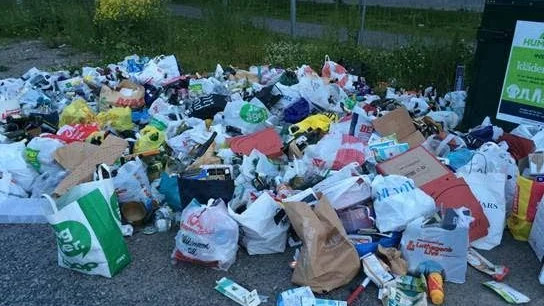 Efter att återvinningen vid Fyrisskolan plockades bort den 26 juni har många fortsatt att slänga sina sopor på platsen.