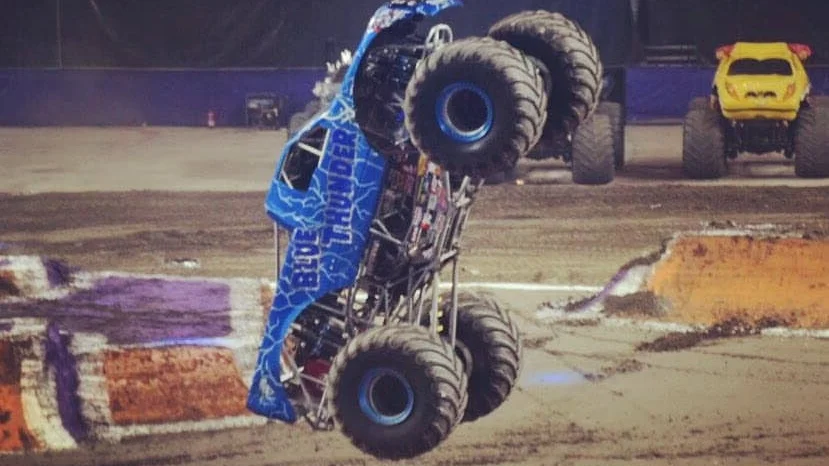Flygläge. Alx Danielsson körde Blue Thunder under Monster Jam-tävlingarna på Friends Arena i helgen – med framgång.