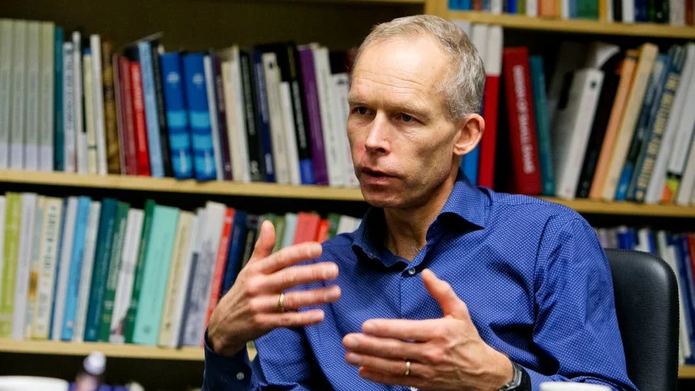 Vi står och balanserar på gränsen till ett läge där vi kan hindra farliga klimatförändringar, säger Johan Rockström, professor i global hållbar utveckling vid Stockholms universitet.