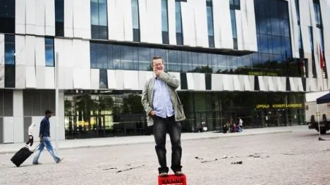 Stig-Björn Ljunggren testar platsen för Speakers corner.