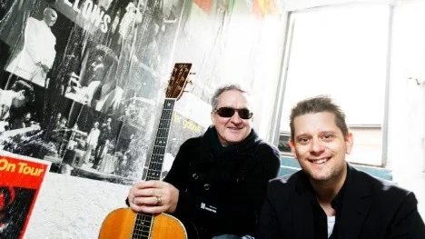 Marcus Birro och Wayne Hussey gör en poetisk rockföreställning med texter ur "Att leva tillsammans och dö som Joe Strummer".