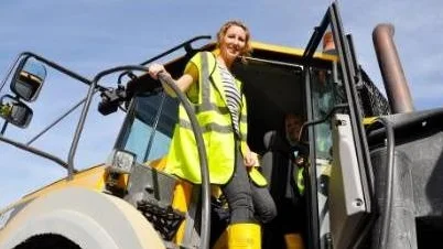 Karina Schang hoppas på att snart kunna ta lastbilskörkort och passade på att provåka en dumper på rekryteringsdagen.
